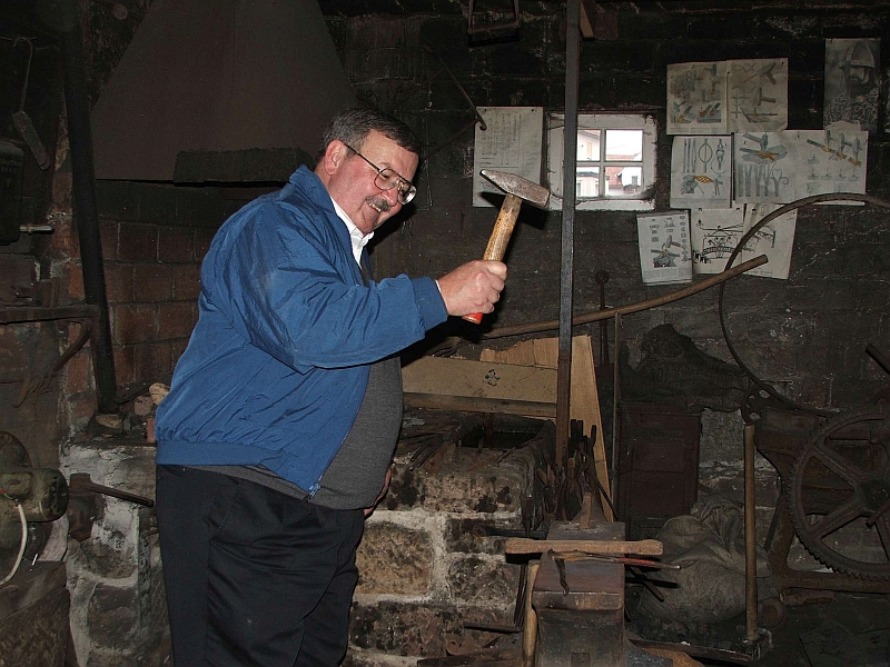 Dennis als Blacksmith