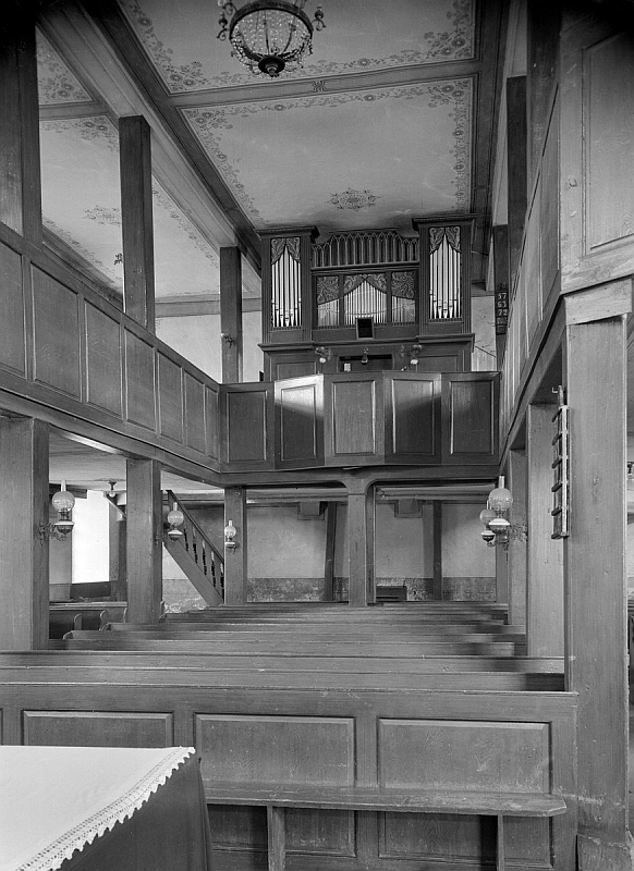 Kirchenschiff Ehlen mit Deckenmalerei und Kronleuchter